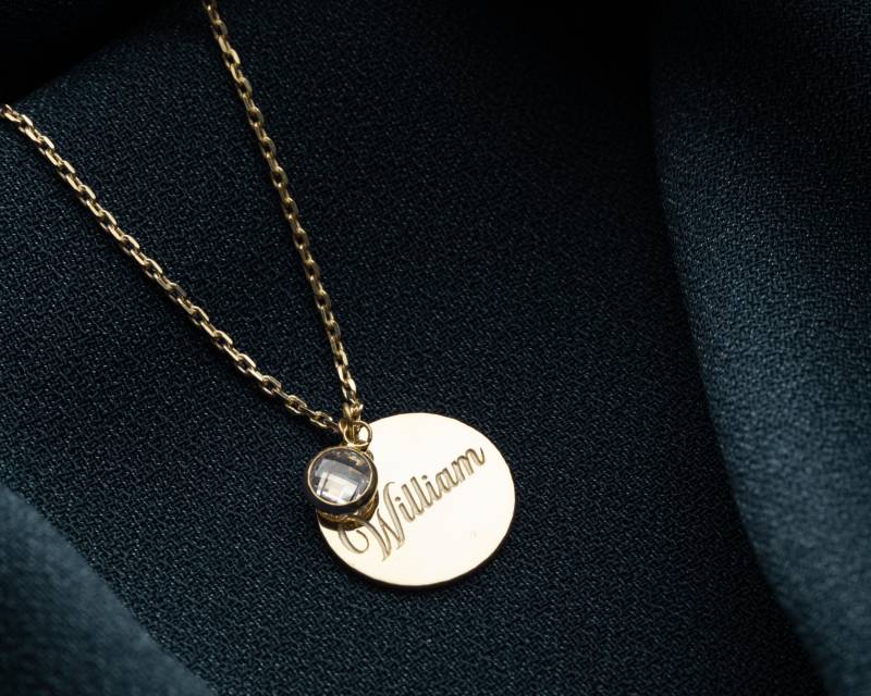 14K Goldkette Mit Gravur Plättchen Anhänger Individueller Geburtsstein Anhänger von MilanoByAdelina