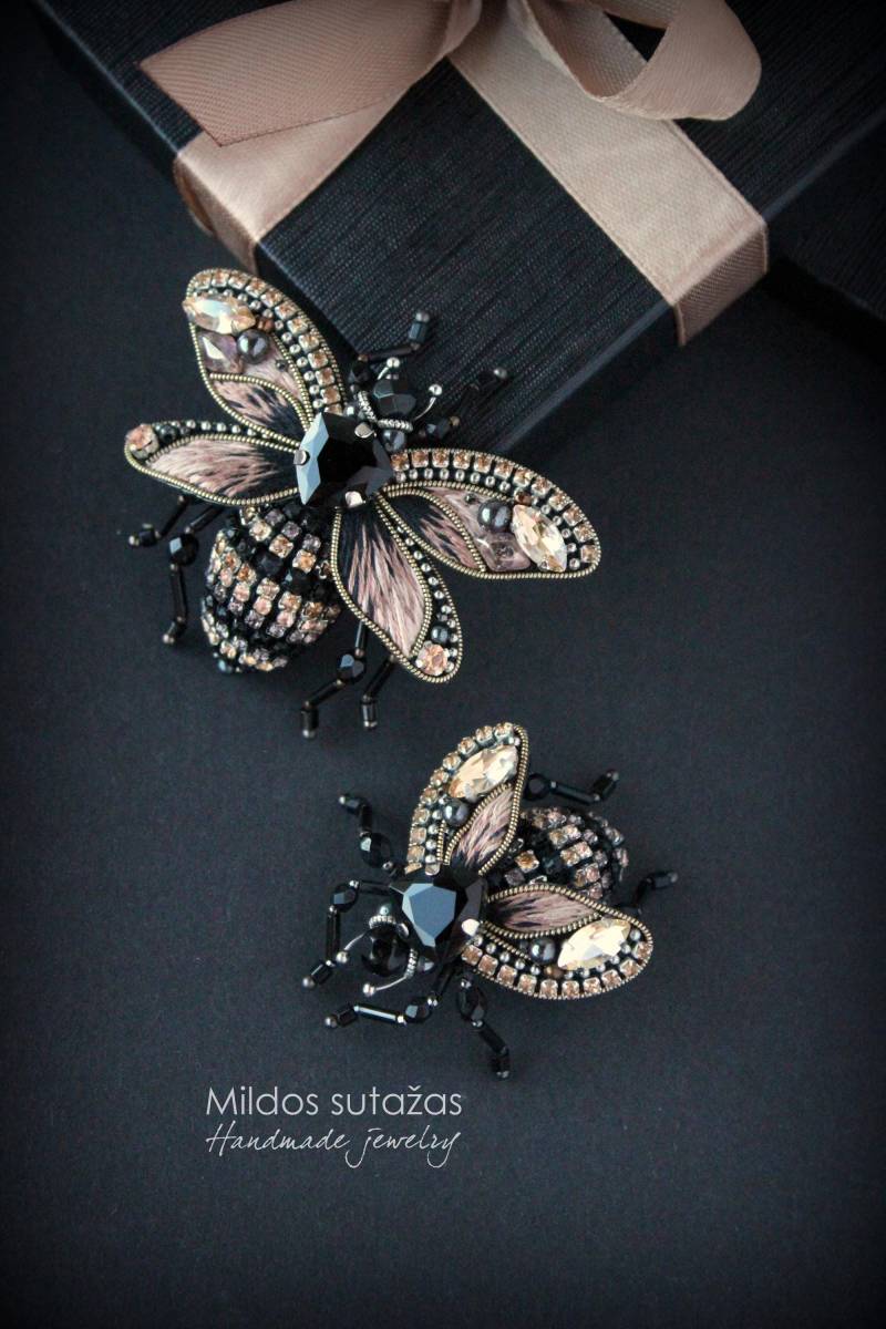 Handgefertigte Brosche Schmuck Schwarz/Grau/Beige Handgefertigte Brosche Schmuck Schwarz/Grau/Beige von Mildossutazas