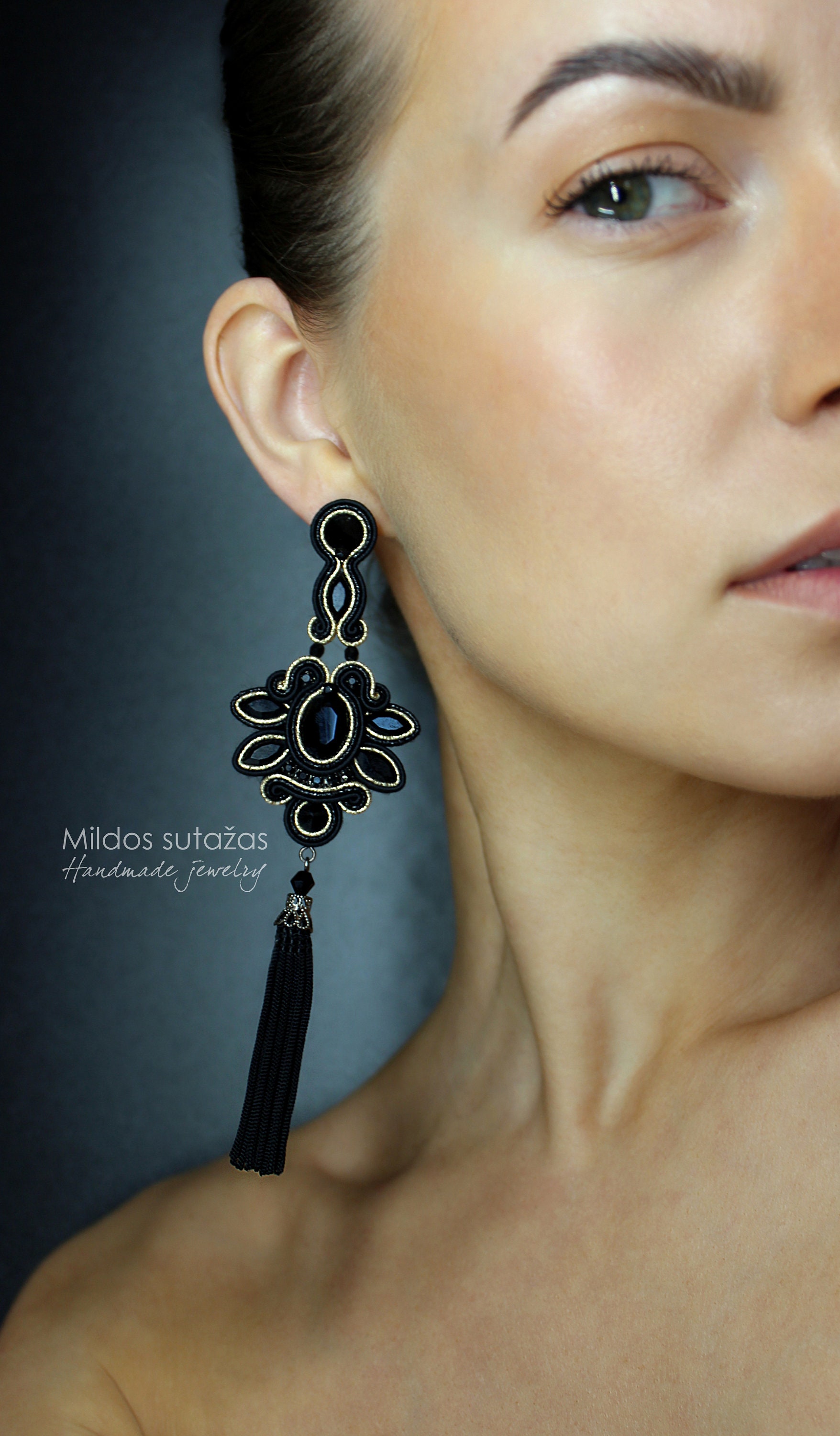 Handgefertigte Soutache Lange Ohrringe Mit Quasten/Schwarz Und Gold Swarovski Kristalle Handgefertigte Soutache Lange Ohrringe Mit Quasten/Schwarz Und Gold Swarovski Kristalle von Mildossutazas