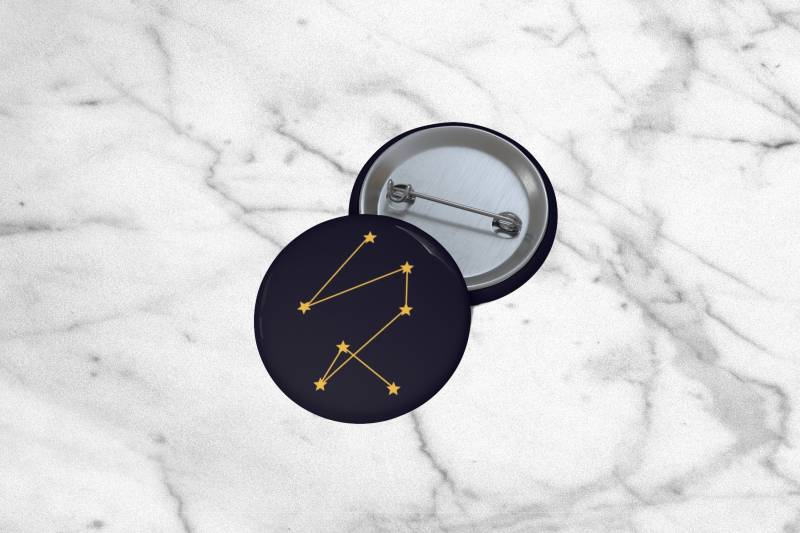 Addie La Rue Constellation Button V E Schawb Fantasy Reader Bookish Pin Für Lanyard Bibliothekar Süßes Nerdy Geschenk Unter 5 von MileLongTBRboutique