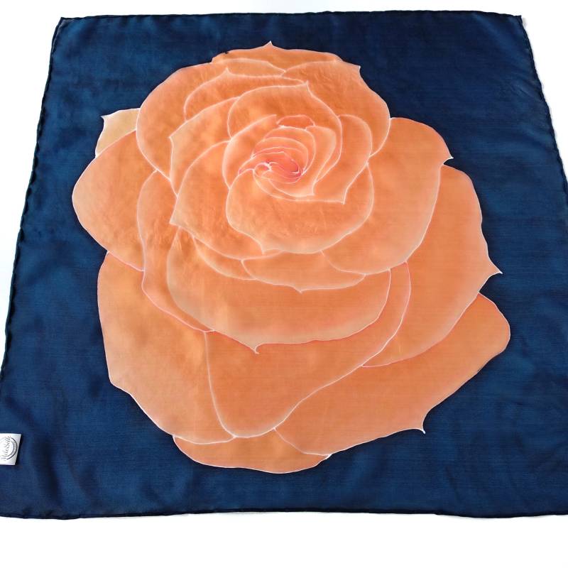 Elegante Handbemalte Orange Rose Auf Einem Dunkelblauen Reinen Seidenschal. Georgina O'keeffe Gewidmet Elegante Handbemalte Orange Rose Auf Einem Dunkelblauen Reinen Seidenschal. Georgina O'keeffe Gewidmet von MileSilk