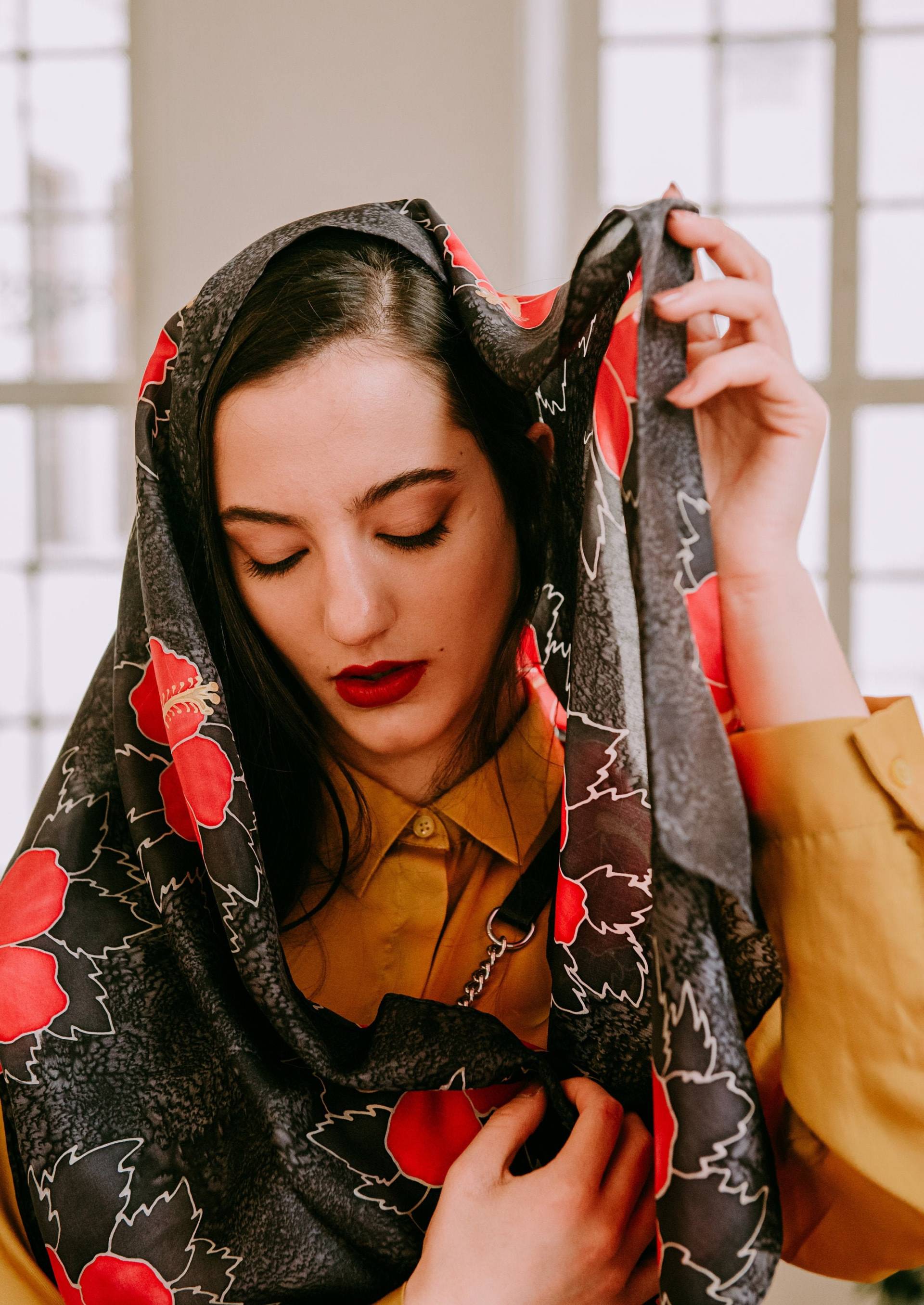 Hand Bemalt Seide Schal, Schwarz Und Rot Hibiskus Blumen. Verwandelt Ein Schlichtes Kleid in Elegantes Outfit. Perfektes Geschenk Für Valentine Hand Bemalt Seide Schal, Schwarz Und Rot Hibiskus Blumen. Verwandelt Ein Schlichtes Kleid in Elegantes Outfit. Perfektes Geschenk Für Valentine von MileSilk