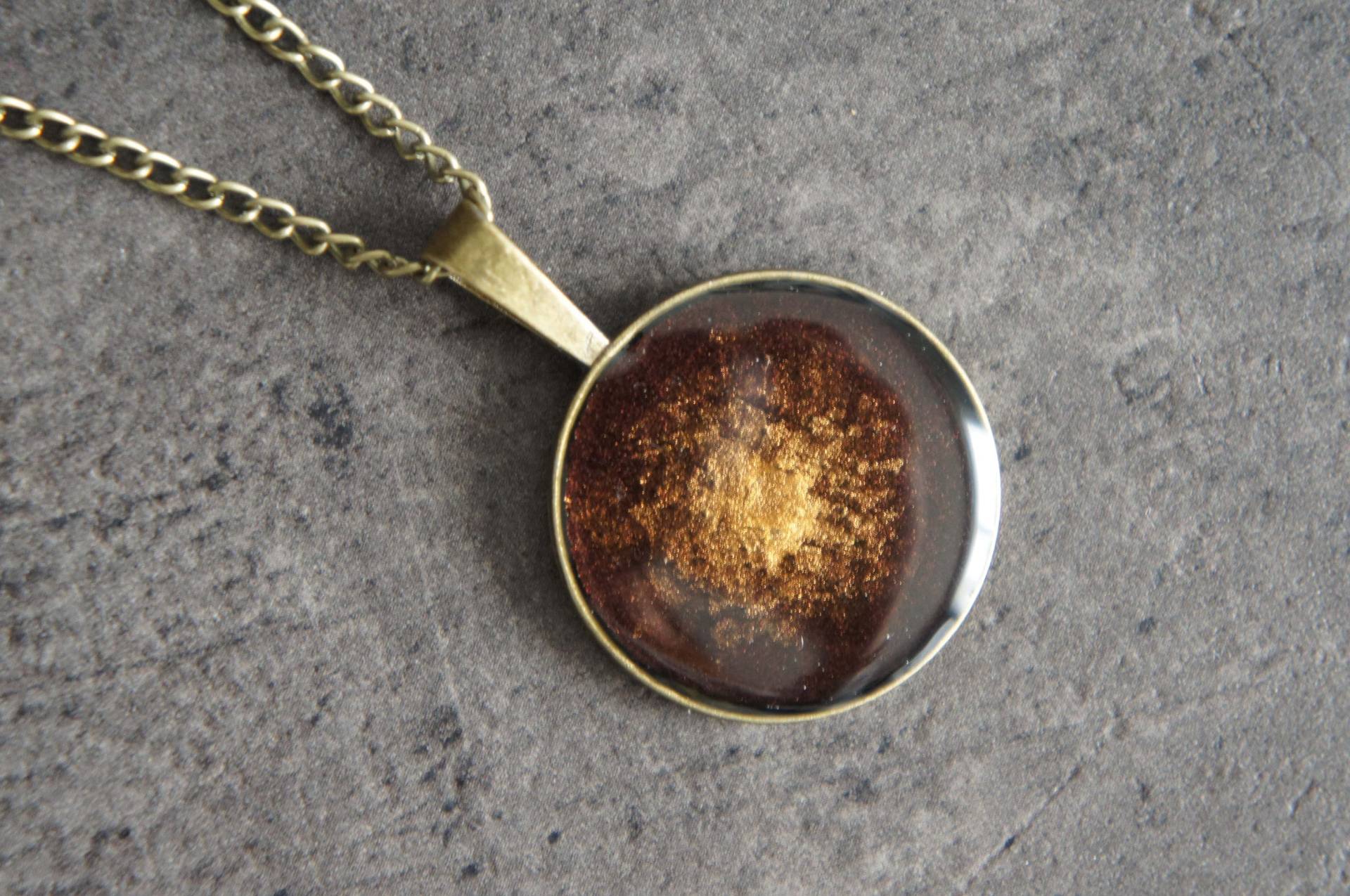 Halskette Bronze Cabochon Einfach Harz - Schokolade Und Gold von MilenaBijoux