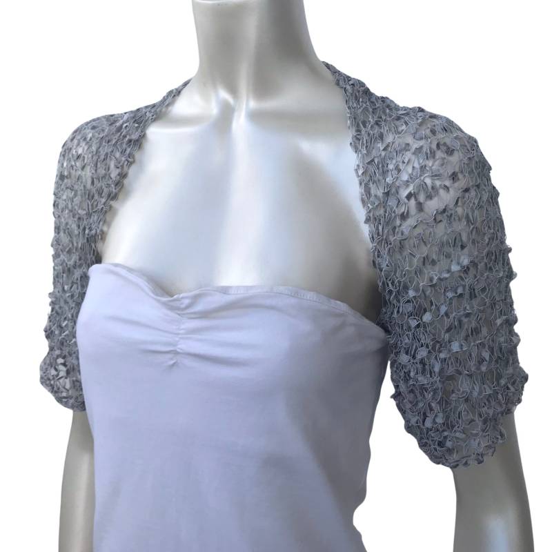 Grauer Gehäkelter Hochzeitshrug, Graue Brautsommer-Bolerojacke, Seidige Tanzparty-Vertuschung, Kurze Jacke in Übergröße Grauer Gehäkelter Hochzeitshrug, Graue Brautsommer-Bolerojacke, Seidige Tanzparty-Vertuschung, Kurze Jacke in Übergröße von MilenaCh