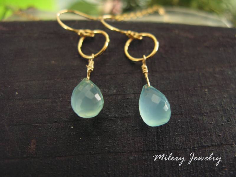 Aqua Chalcedon Tropfen Ohrringe, 14K Gold Gefüllte Haken, Oktober Geburtsstein, Zierliche Alltäglichen Schmuck, Baumeln Ohrringe von Milery