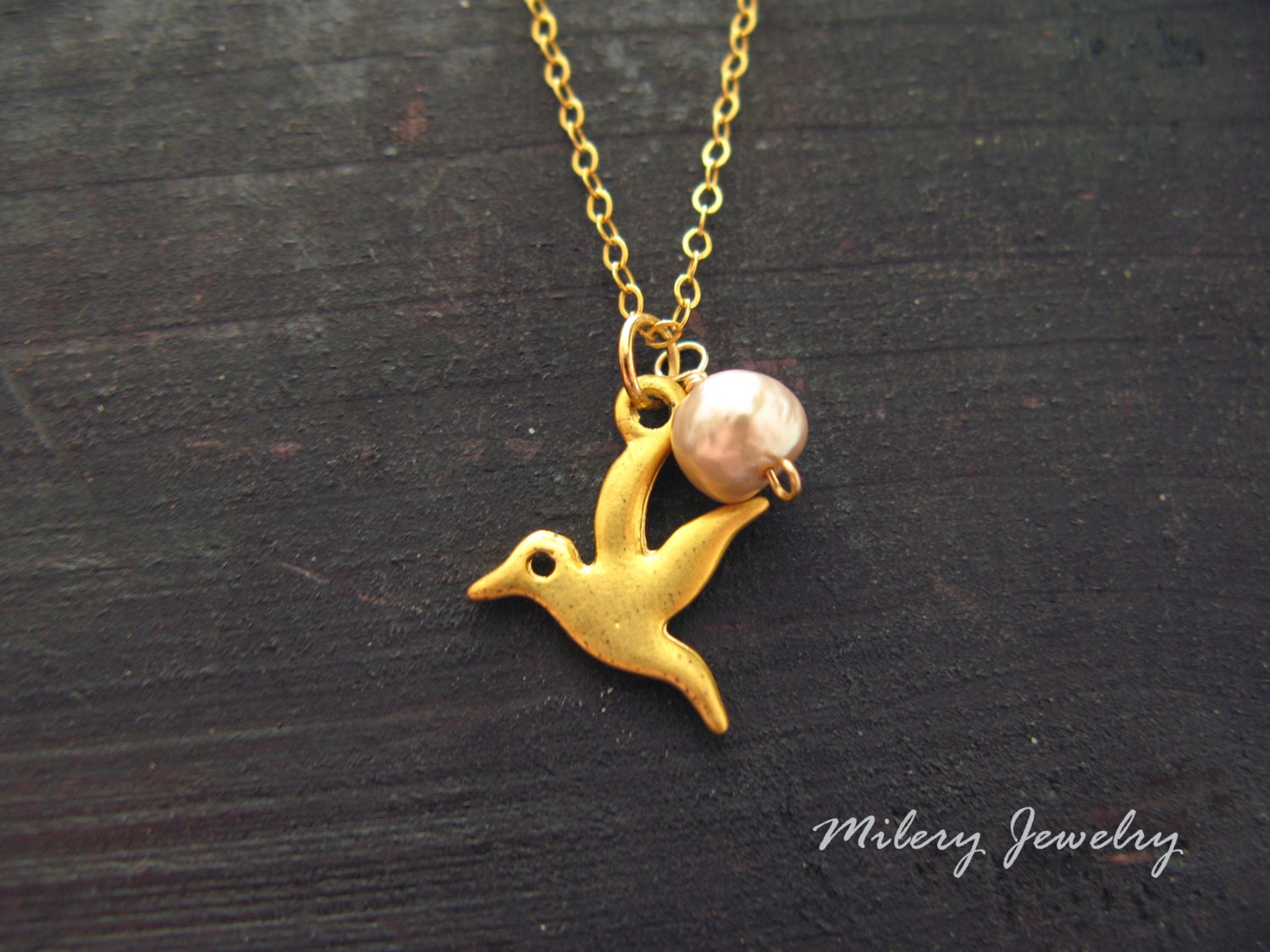 Gold Vogel Charm, Süßwasserperle, Anhänger Halskette, 14K Filled, Charm Schmuck, Taube Schwalben Vermeil von Milery