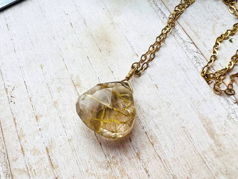 Goldene Rutilquarz-Tropfen-Halskette, 14 Karat Gold Gefüllt, Ooak, Layering, Zarte Halskette, Rutilquarz-Edelstein, Gold-Rutil-Halskette von Milery