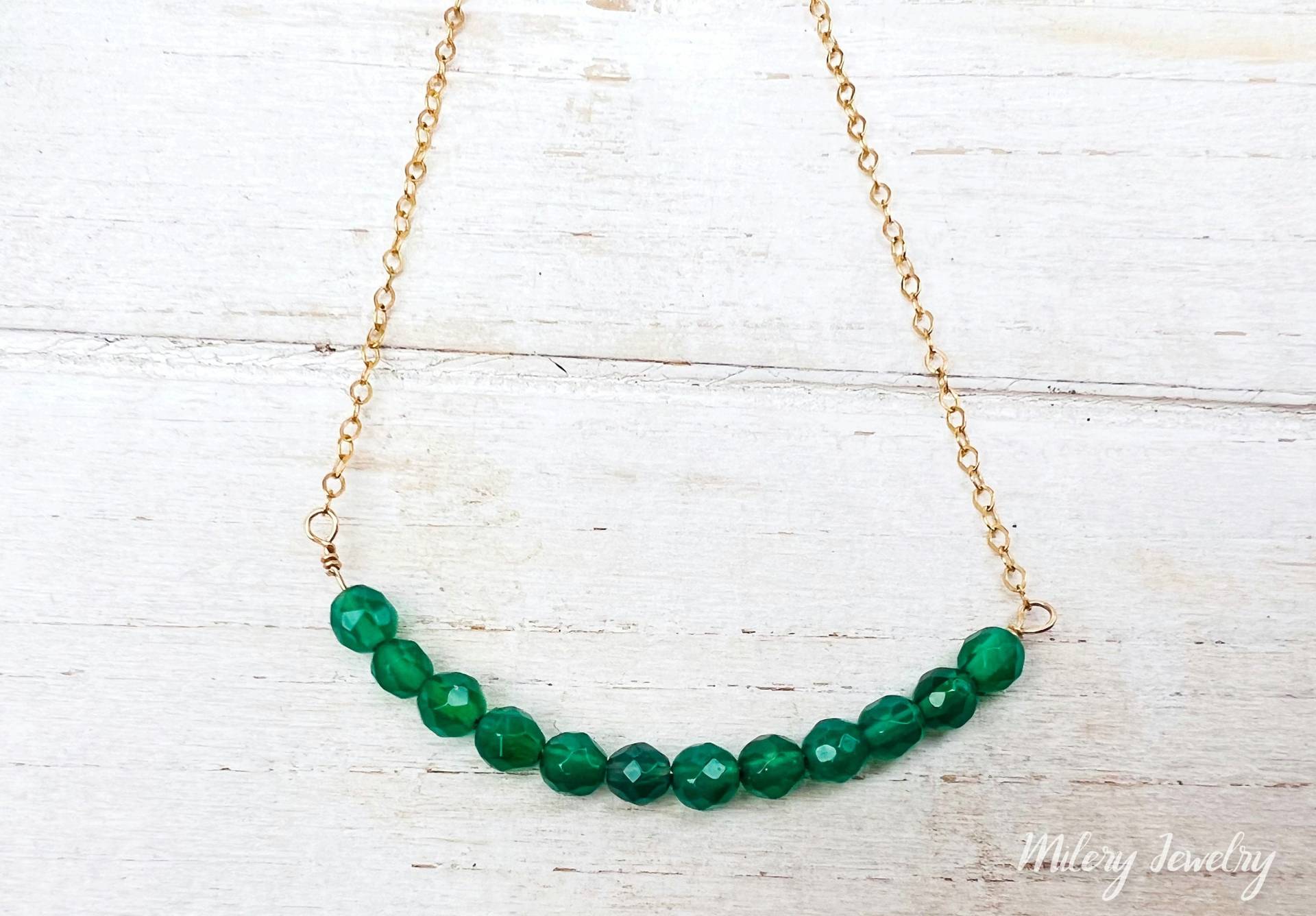 Grüner Onyx Perlen Anhänger, 14K Gold Filled Halskette, Mai Geburtsstein, Layering Schmuck, Alltäglicher Bar Halskette von Milery