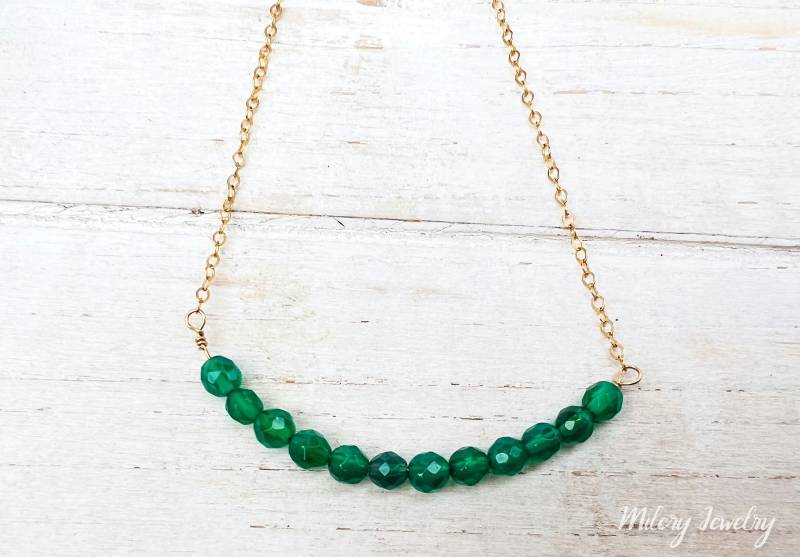 Grüner Onyx Perlen Anhänger, 14K Gold Filled Halskette, Mai Geburtsstein, Layering Schmuck, Alltäglicher Bar Halskette von Milery