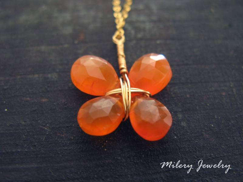 Karneol Edelstein Blume, Schmetterling, Halskette, 14K Gold Filled, Draht Gewickelt, Blumenschmuck, Schichtung, Anhänger von Milery