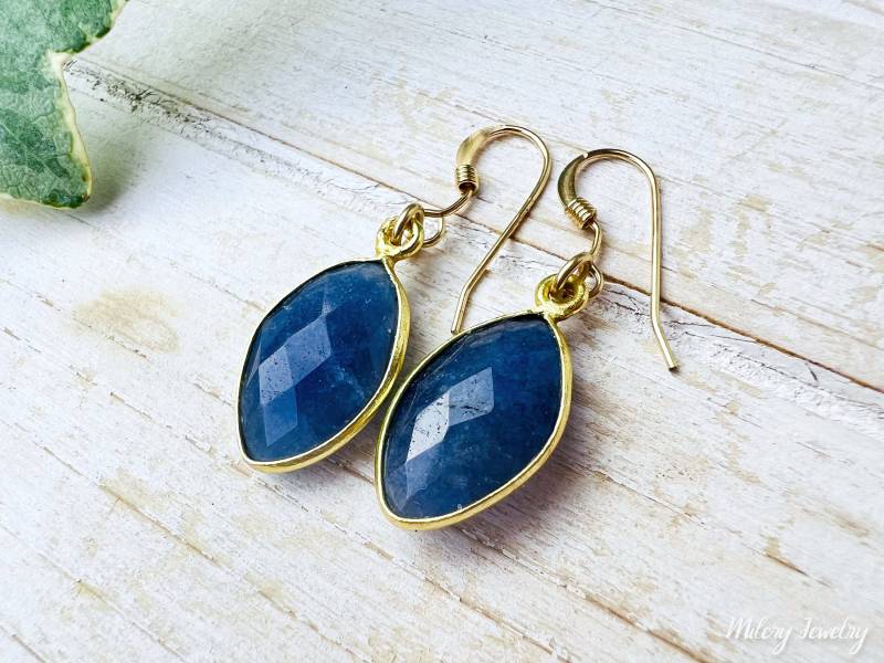 Letztes Paar Blaue Saphir Ohrringe, 14K Gold Filled, Vermeil, September Geburtsstein, Natürlicher Saphir, Zierliche Ohrringe von Milery