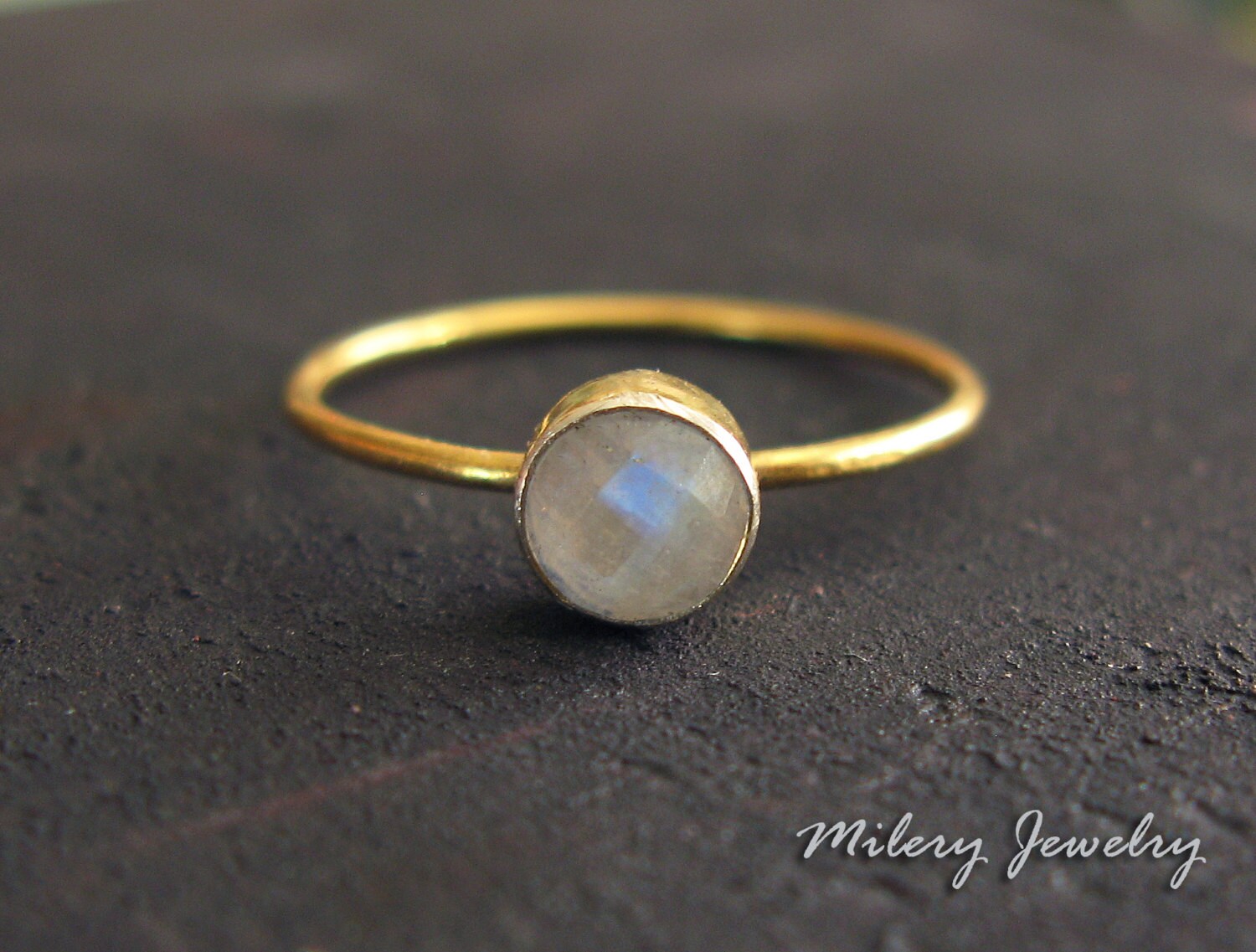 Mondstein Bezel Gold Filled Ring, Perfekt Zum Stapeln, Vermeil, Zierlicher Layering, Zierlich, Zart von Milery