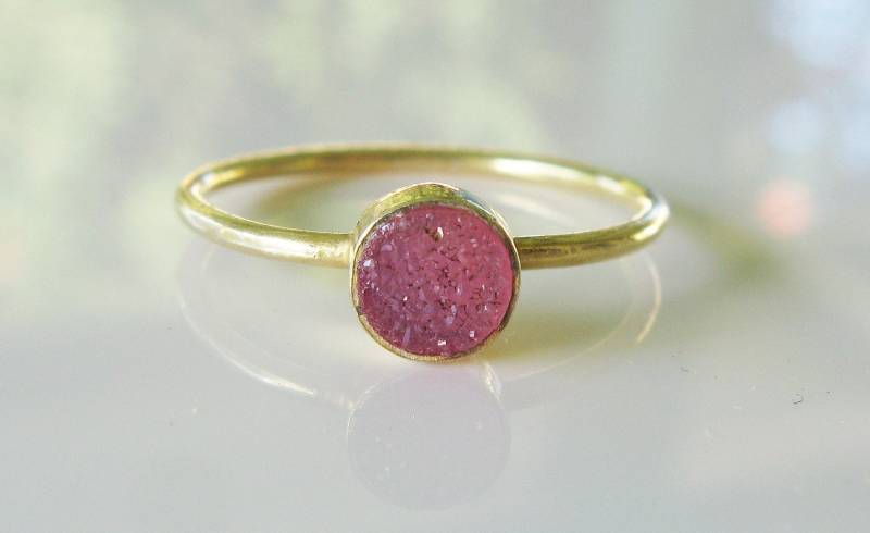 Rosa Achat Druzy Lünette Gold Filled Ring, Perfekt Zum Stapeln, Vermeil, Layering Schmuck, Zierlicher Zierlich, Zart von Milery