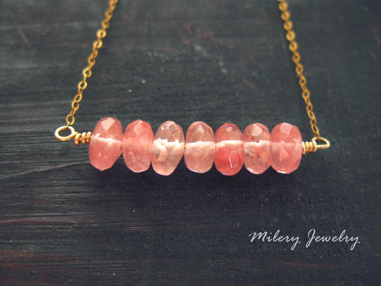 Rosa Erdbeerquarz Rondelle Bar Halskette, 14K Gold Filled, Schichtung Kirschquarz Korallenquarz von Milery
