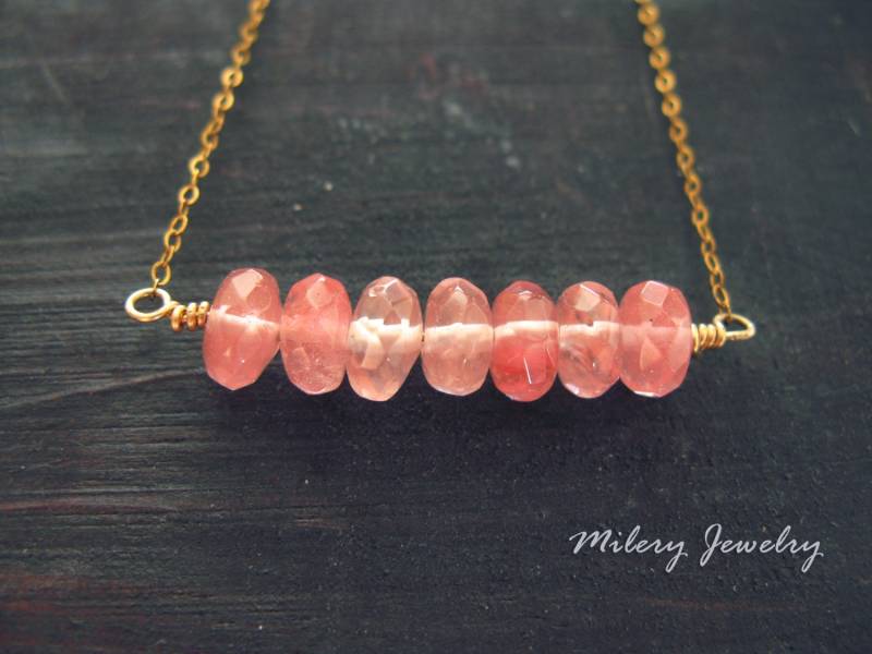 Rosa Erdbeerquarz Rondelle Bar Halskette, 14K Gold Filled, Schichtung Kirschquarz Korallenquarz von Milery