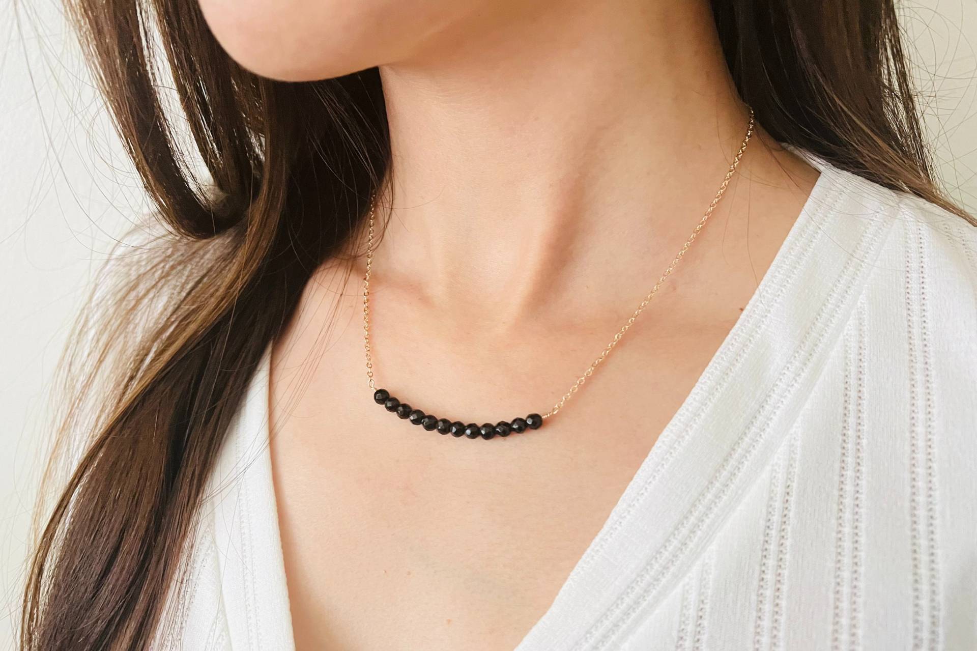 Schwarzer Onyx Perlen Anhänger, 14K Gold Filled Halskette, Geburtsstein, Layering Schmuck, Alltäglicher Bar Halskette von Milery