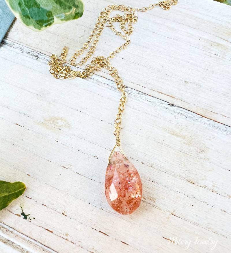 Sonnenstein Petite Teardrop Halskette, 14K Gold Filled, Ooak, Layering, Zarte Edelstein, Oranger Sonnenstein, Goldener von Milery