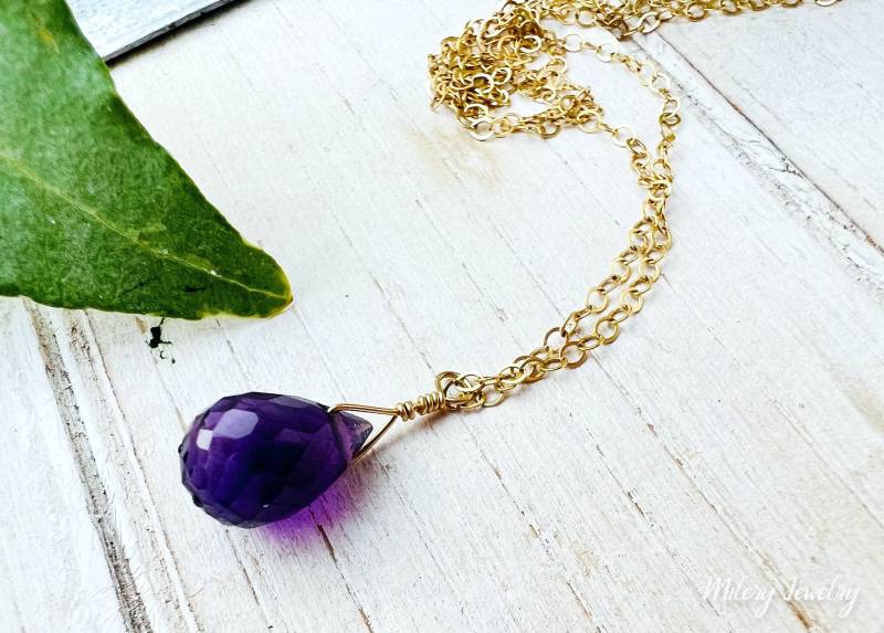 Tiefvioletter Amethyst Teardrop Briolette Anhänger Halskette, 14K Gold Filled, Februar Geburtsstein, Zierliche, Zarte Halskette von Milery