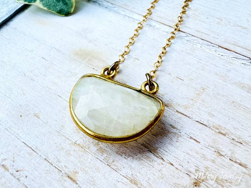 Weißer Mondstein Halbmond Gold Vermeil Lünette Anhänger Halskette, 14K Filled Kette, Halskette Für Jeden Tag von Milery