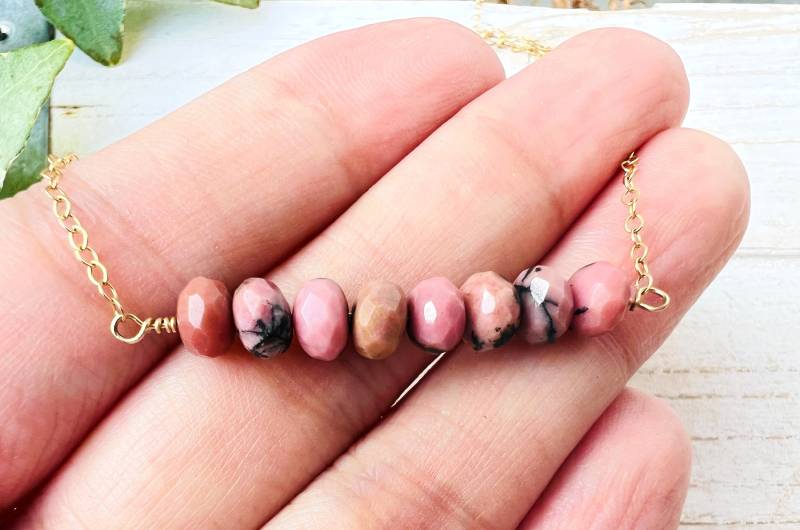 Zarter Rhodonit Rondell Bar Edelstein Anhänger, 14K Gold Filled Halskette, Geburtsstein, Layering Schmuck von Milery