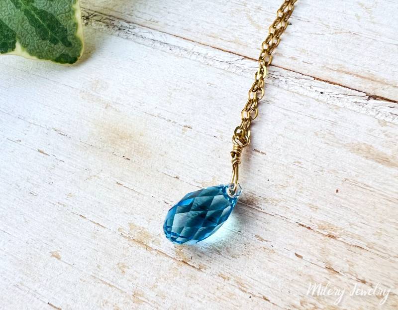 Zierliche Swarovski Aquamarin Briolette Anhänger Halskette, 14K Gold Filled, März Geburtsstein, Kristall, Zierlich, Zarte, Layering von Milery