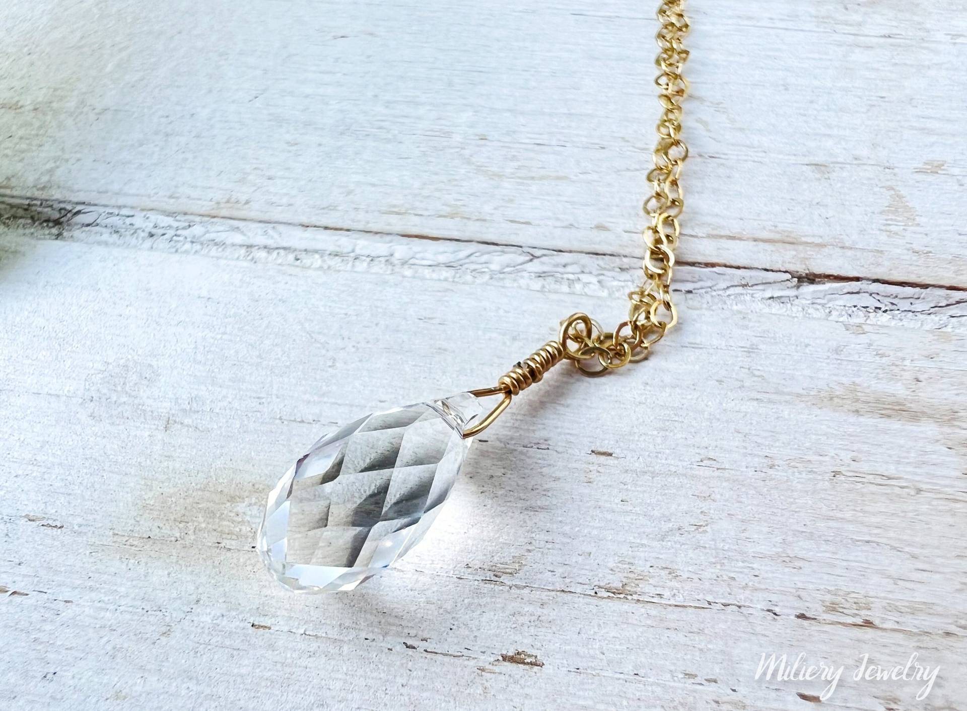 Zierliche Swarovski-Halskette Mit Klarem Quarz-Briolette-Anhänger, 14 Karat Gold Gefüllt, April-Geburtsstein, Swarovski-Briolette, Zierlich, Zart von Milery