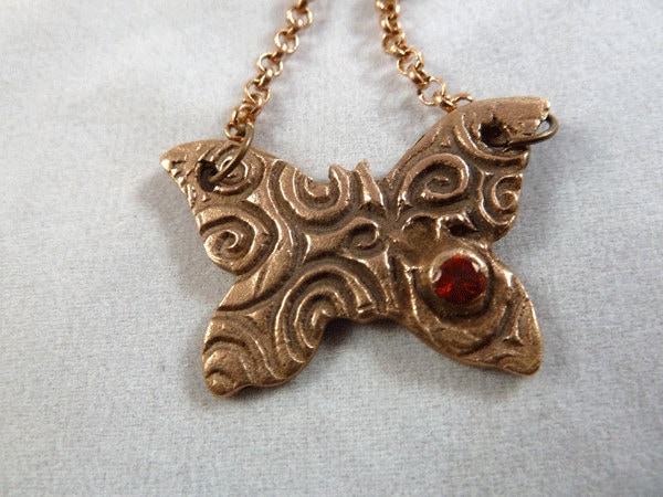 Bronze Schmetterling Mit Roter Cz Bronze Schmetterling Mit Roter Cz von MilesStones