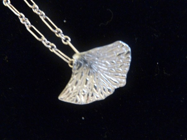 Handgefertigter Feinsilber Ginko Blatt Anhänger Handgefertigter Feinsilber Ginko Blatt Anhänger von MilesStones