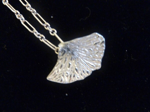 Handgefertigter Feinsilber Ginko Blatt Anhänger Handgefertigter Feinsilber Ginko Blatt Anhänger von MilesStones