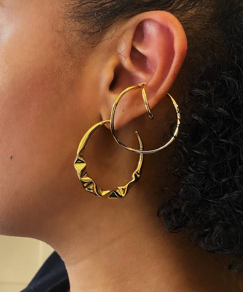 18K Vergoldete Hoop Ohrringe Mittlere Größe, Wellendesign, Geschenk von MilgoAwad