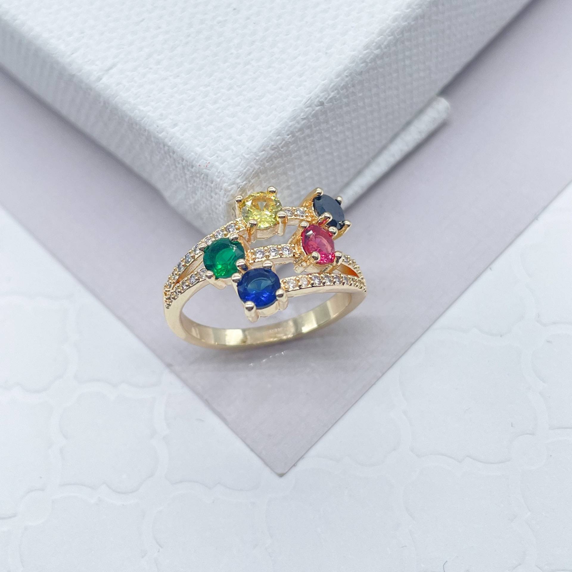 18K Gold Gefüllt Mit Fünf Mehrfarbigen Zirkonia-steinen Ring-Details in Klarem Micro Pave Cubic Zirkonia 18K Gold Gefüllt Mit Fünf Mehrfarbigen Zirkonia-steinen Ring-Details in Klarem Micro Pave Cubic Zirkonia von MilieJewels