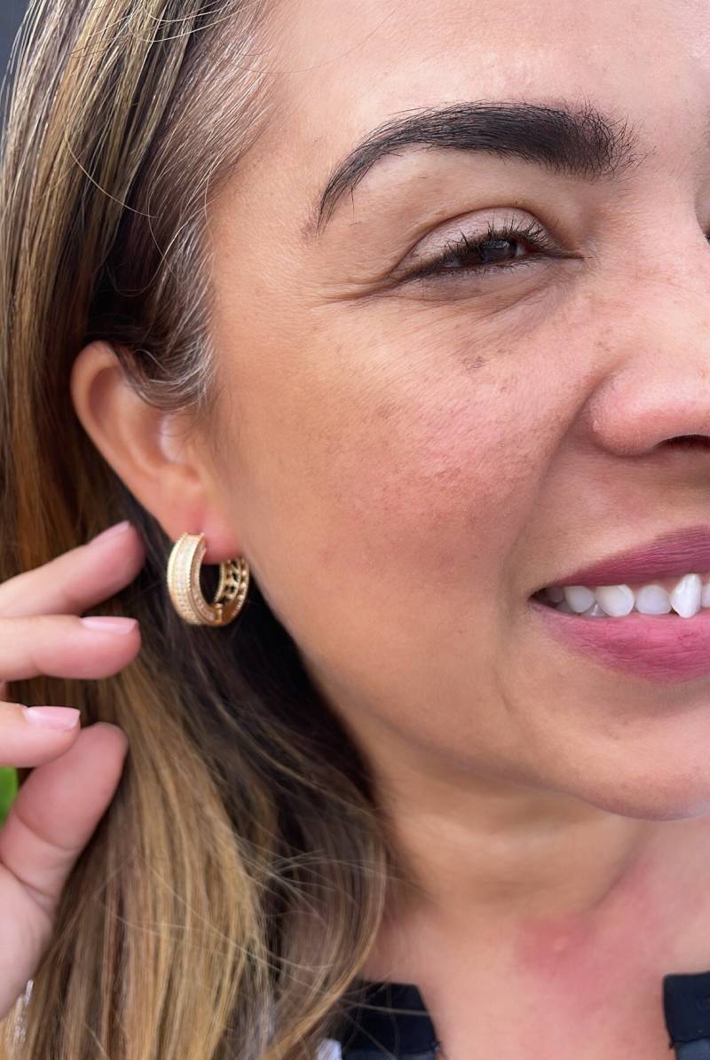 18K Gold Gefüllte Flache Und Fette Form Micro Pavê Zirkonia Clicker Ohrringe von MilieJewels