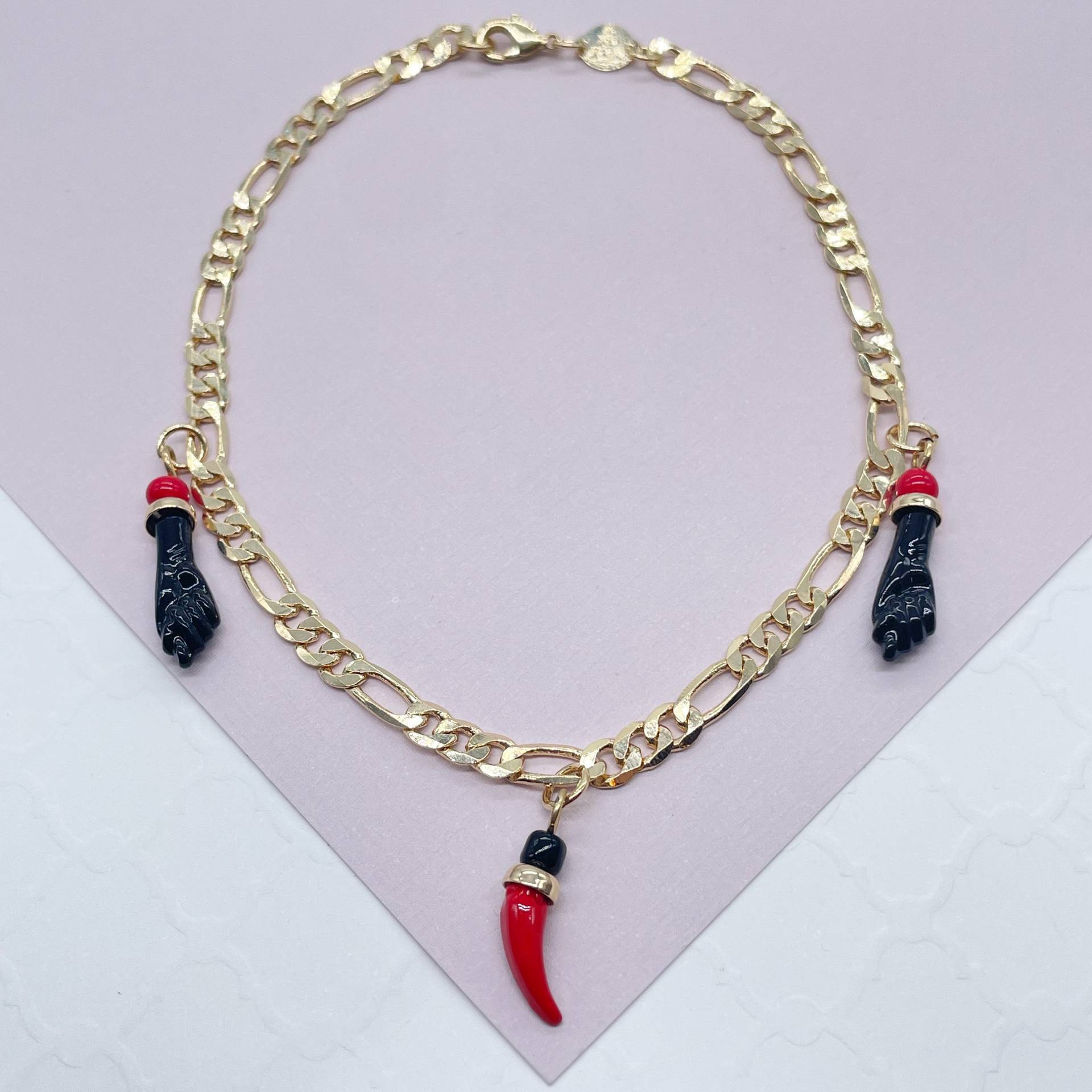 4mm 18K Gold Gefülltes Figaro Charm Fußkettchen Mit Chili Luck & Black Figa Handschutz, Gute Melodie von MilieJewels