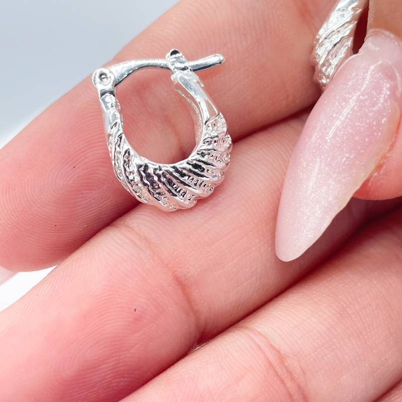 Silber Gefüllte Baby Croissant Hoop von MilieJewels