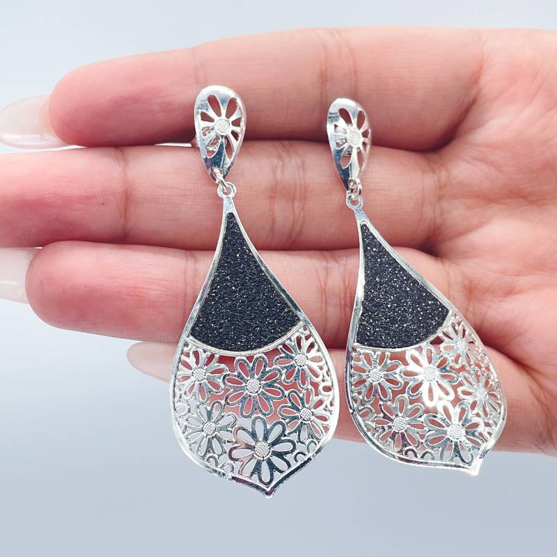 Silber Gefüllte Tear Drop Baumelnde Ohrringe Mit Funkelndem Schwarzem Detail von MilieJewels