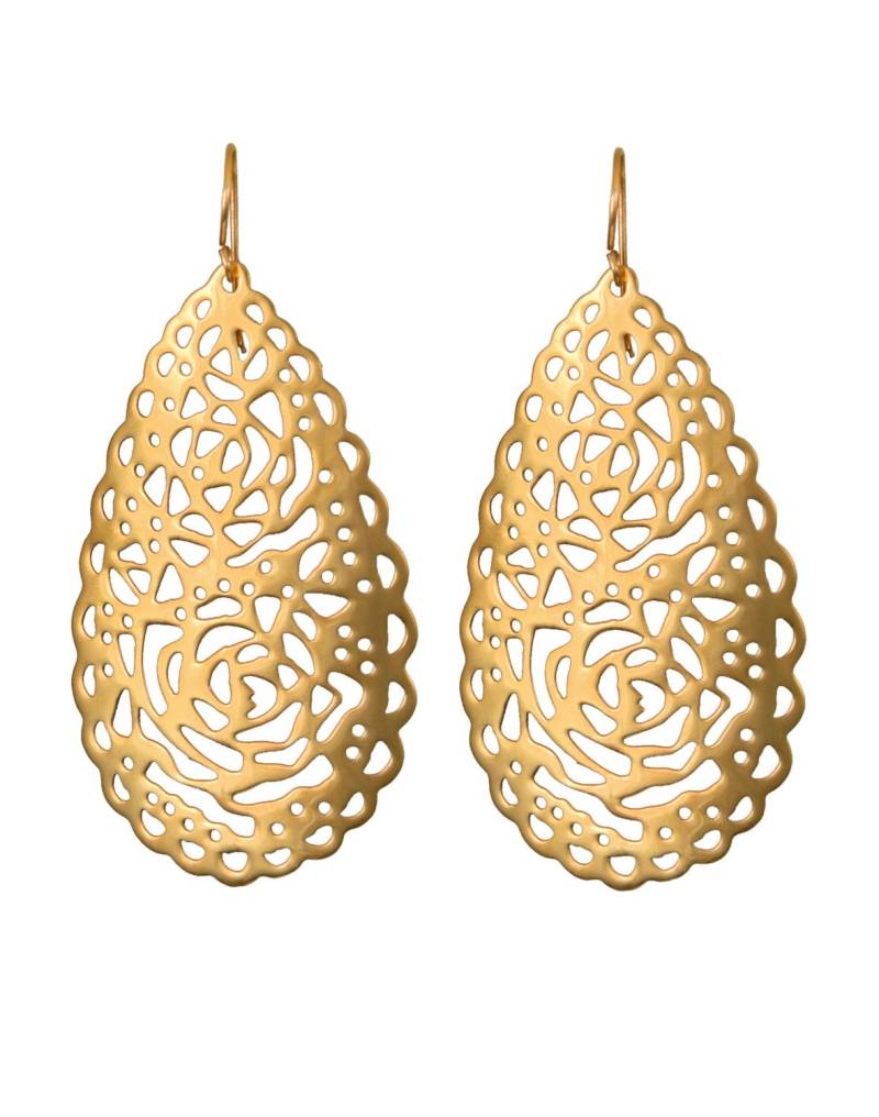 Gold Überzogene Silberne Filigrane Spitze-Tropfenförmige Ohrringe Mit Einem Hand Geschnitzten Komplizierten Design von MilinaLondon