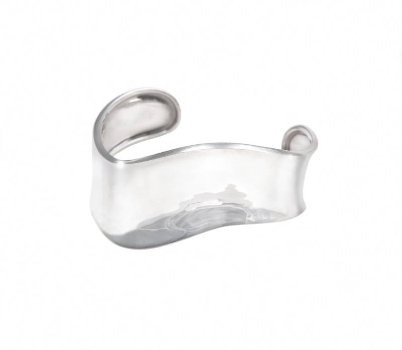 sterling Silber Wave Cuff Armband Mit Einem Breiten Konkaven Gesicht von MilinaLondon