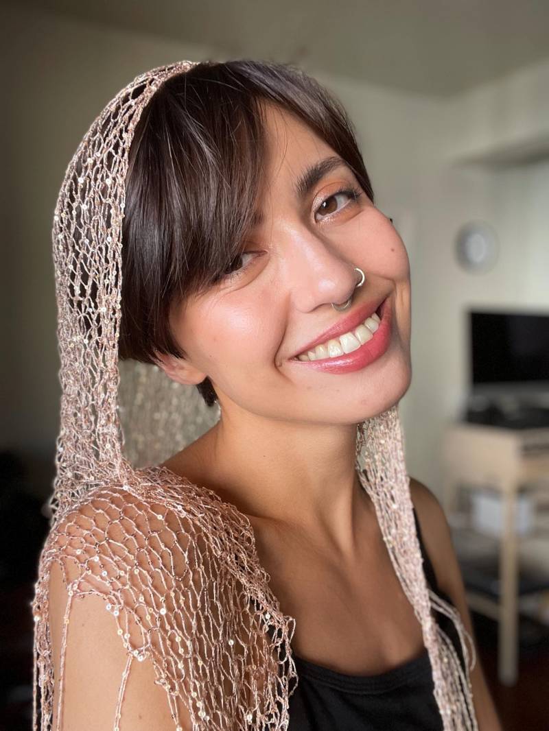 Handgefertigtes Pailletten-Dreieckstuch Goldener Strick-Wrap von MilkWool