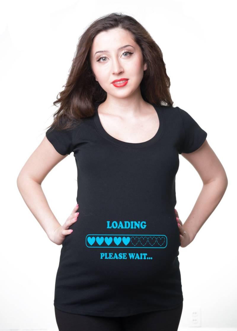 Baby Wird Geladen Bitte Warten Süßes Mutterschafts Ankündigung T Shirt von MilkyWayTshirts