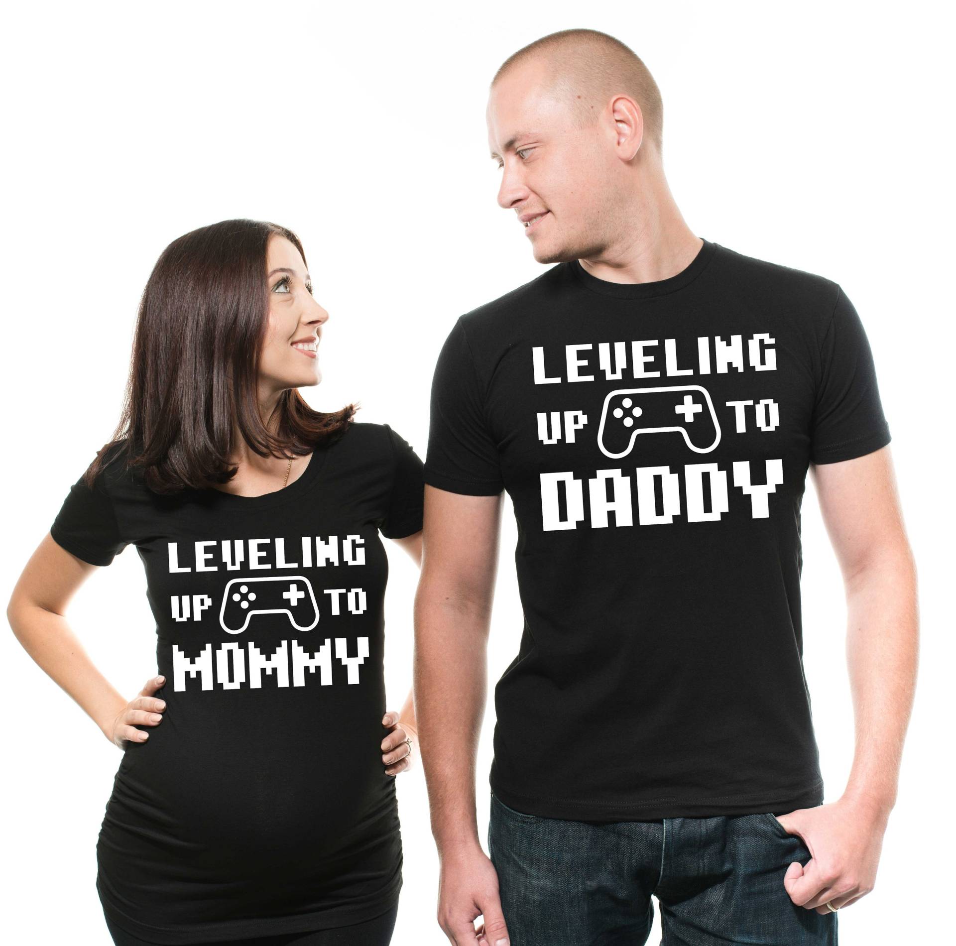 Gamer Schwangerschaftsankündigungsshirts Leveling Bis Zu Mama Daddy Passende T-Shirts von MilkyWayTshirts