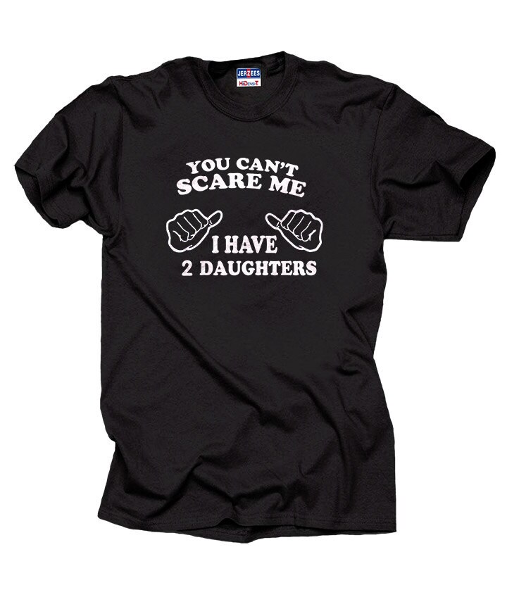 Sie Können Mich Nicht Erschrecken, Ich Habe 2 Töchter T-Shirt - Individuelles Vatertags-T-Shirt von MilkyWayTshirts
