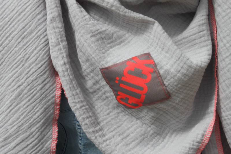 xxl Halstuch Musselin, Musselintuch, Musselinschal, Tuch Regenbogen, Regenbogentuch, Grau, Glitzer, Glück, Aufnäher von MillaLouise