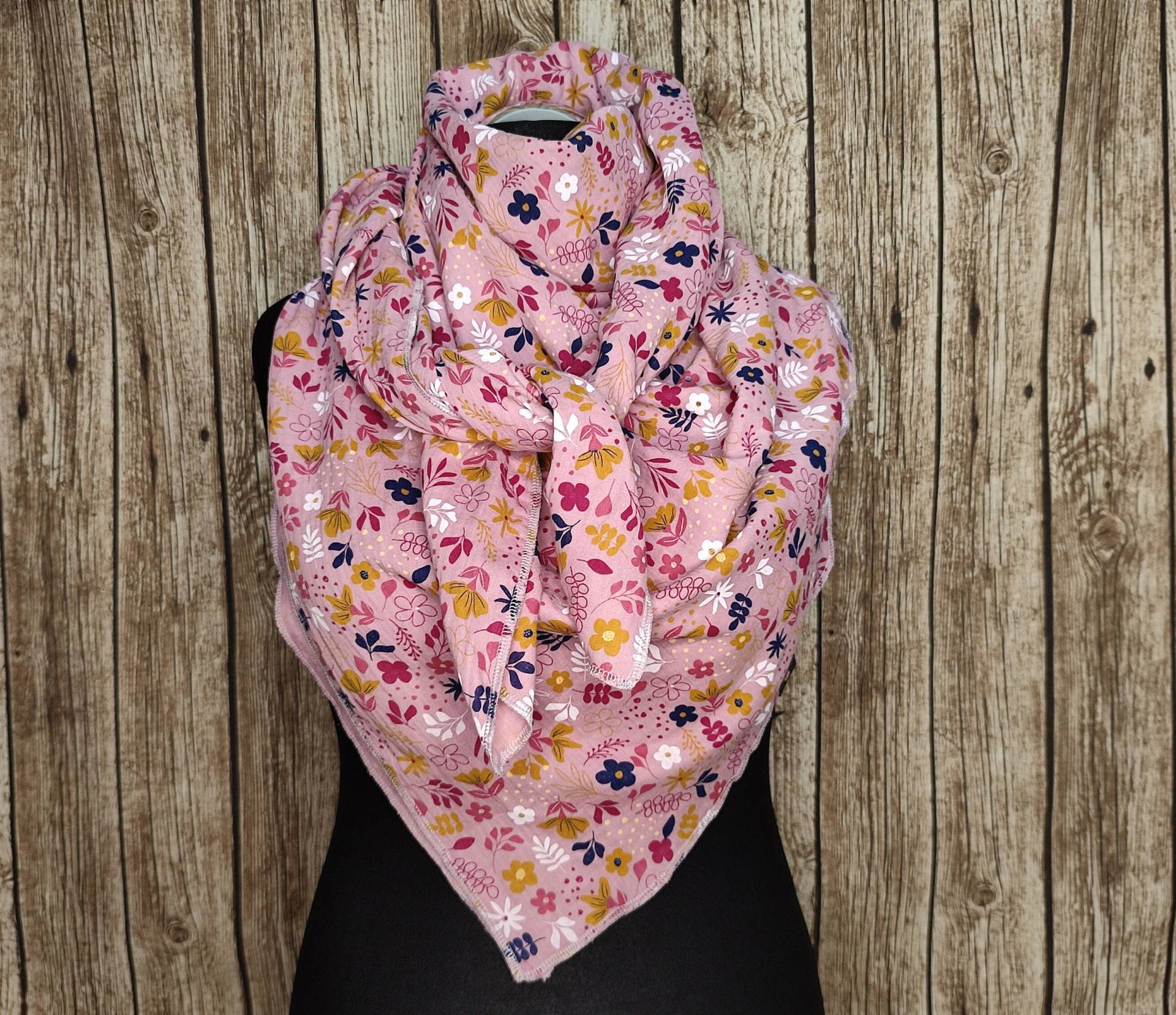 Musselintuch Rosa Mit Blumenmuster Kuscheltuch Geschenkidee Dreieckstuch Musselin Schal Damen Baumwolltuch Musselinschal von MillasNaehzauberei