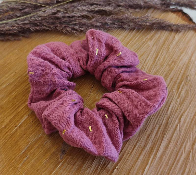Scrunchie Musselin Baumwolle Mauve Altrosa Mit Goldenen Strichen Geschenkidee von MillasNaehzauberei