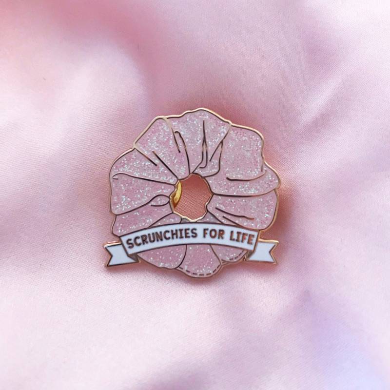 Rosa Glitzer Scrunchies For Life Emaille Pin von MilleSaisons