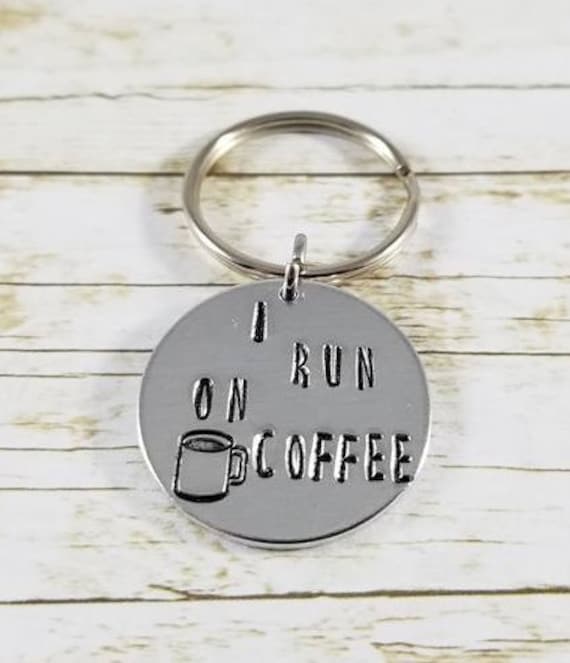 Ich Laufe Auf Kaffee Schlüsselanhänger, Kaffee-Liebhaber-Geschenk, Mama Geschenk, Süchtig, Erwachsenwerden, Kaffeebecher Geschenk Für Sie von MillerCountryCrafted