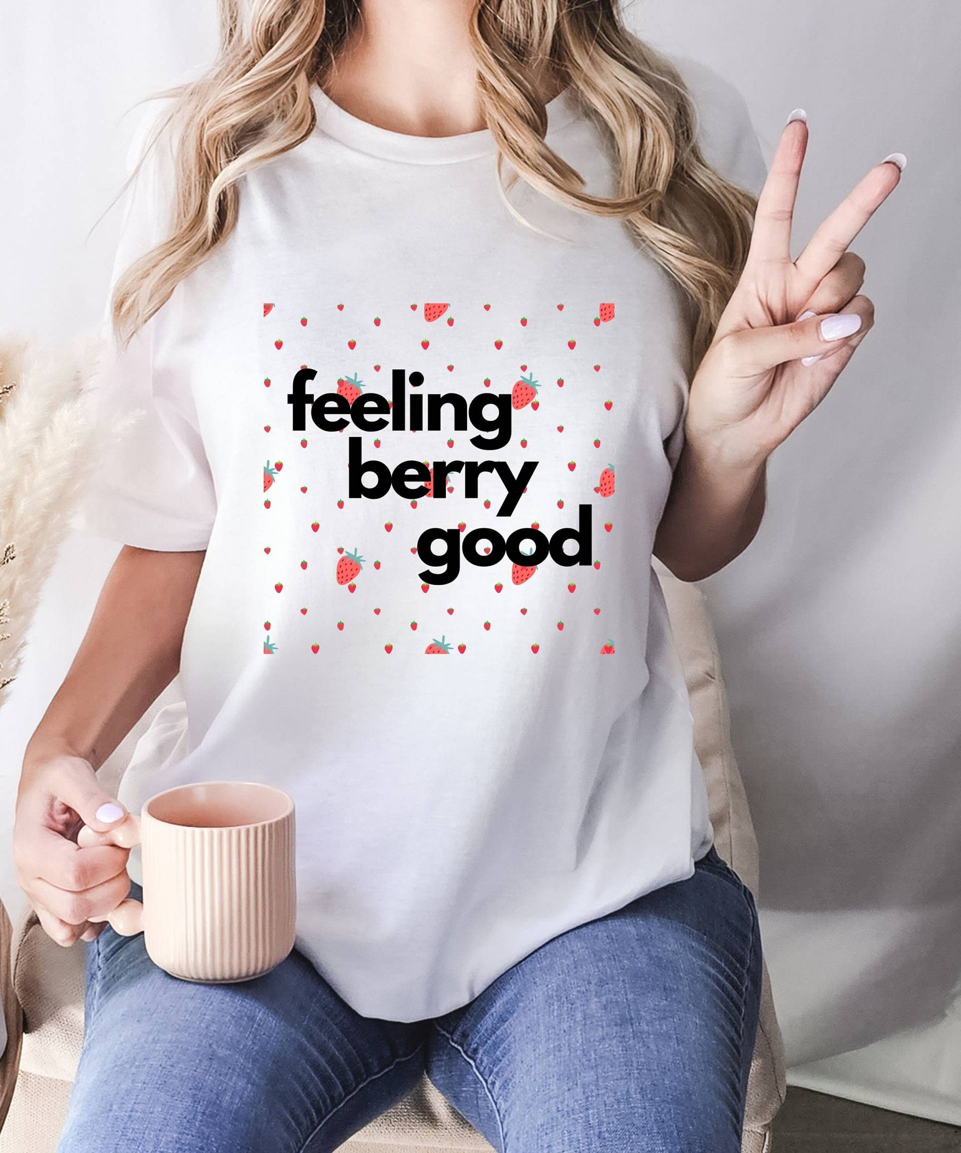 Feeling Berry Good Strawberry Shirt, Sweet Summer Fruit, Festival Tshirt, Gift For Her, Love, Botanical Garden Lover, Vibes von MillerManufaktur