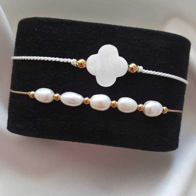 2Er Set Fußkettchen Natürliche Süsswasser Perlen + Kleeblatt Aus Echtem Perlmutt Auf Seidenkordel Mit 14K Gold Plattierten Goldelementen 2Er Set Fußkettchen Natürliche Süsswasser Perlen + Kleeblatt Aus Echtem Perlmutt Auf Seidenkordel Mit 14K Gold Plattierten Goldelementen von Milliarte