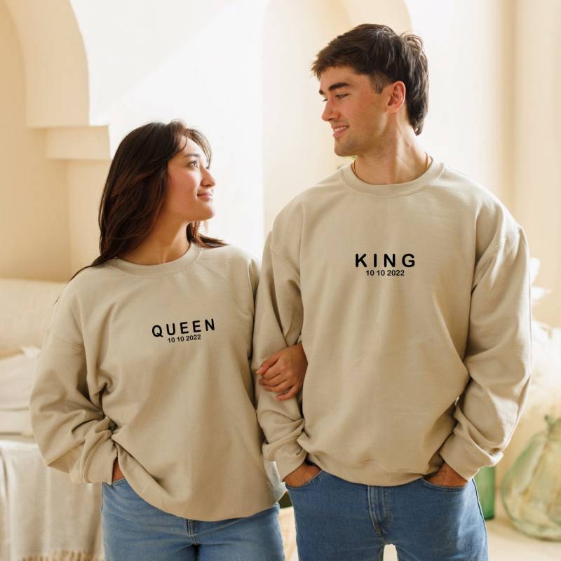 King Queen Sweatshirts Pärchen Datum Minimal Pullover Personalisiert King & Queen Sweater Minimalistisch Pärchenpullis Paar von MillionThreads