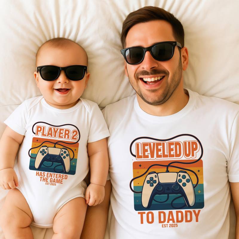 Leveled Up To Daddy & Player 2 Shirts Für Vater Und Sohn Partnerlook, Passendes Gamer Outfit Baby Geschenk Neugeborene Babybody Bedruckt von MillionThreads